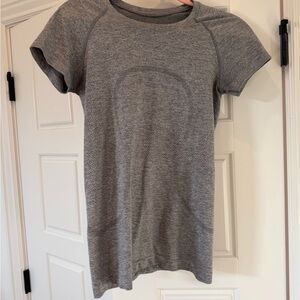 Lululemon Swiftly Tech Hip Length Short Sleeve Shirt, size 6, Slate/White. EUC.